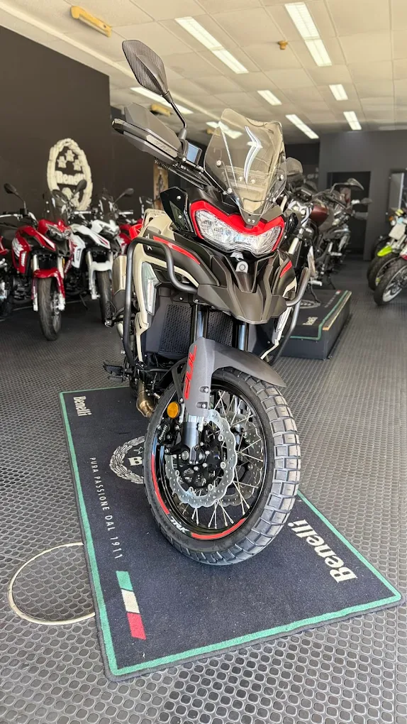 Detalle Motocicleta Benelli TRK